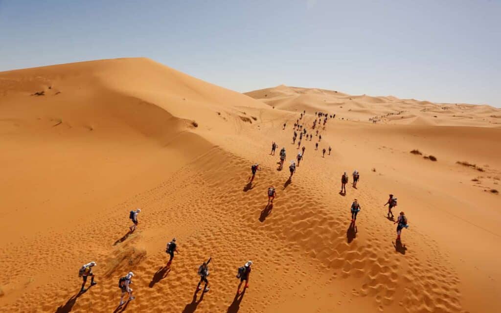 ماراطون الرمال 2025 يجمع 1000 عداء في صحراء المغرب