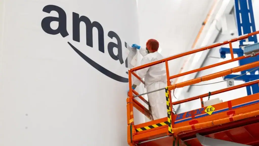 أمازون تطلق أول أقمار مشروع "كويبر" لمنافسة "ستارلينك"