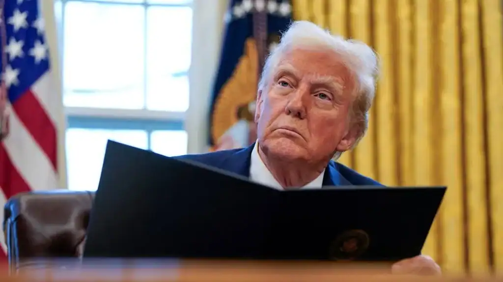 بلومبرغ: رسوم ترامب تهدد الاقتصاد العالمي وتزيد الغموض التجاري