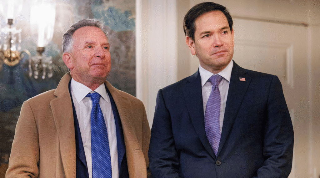 وزير الخارجية الأمريكي في باريس لبحث أزمة أوكرانيا