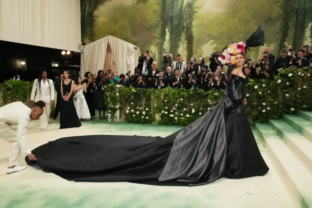 ميت غالا 2025 يحتفي بالأناقة السوداء والتفصيل الراقي