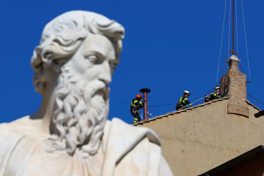 الفاتيكان ينصب المدخنة التقليدية فوق كنيسة السيستين استعداداً للكونكلاف