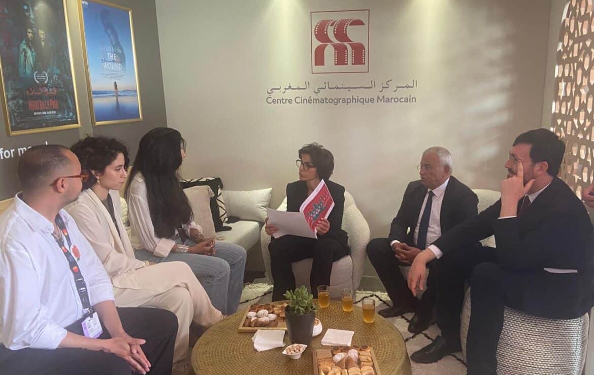 رشيدة داتي تزور الجناح المغربي بمهرجان كان وتشيد بالمواهب الشابة