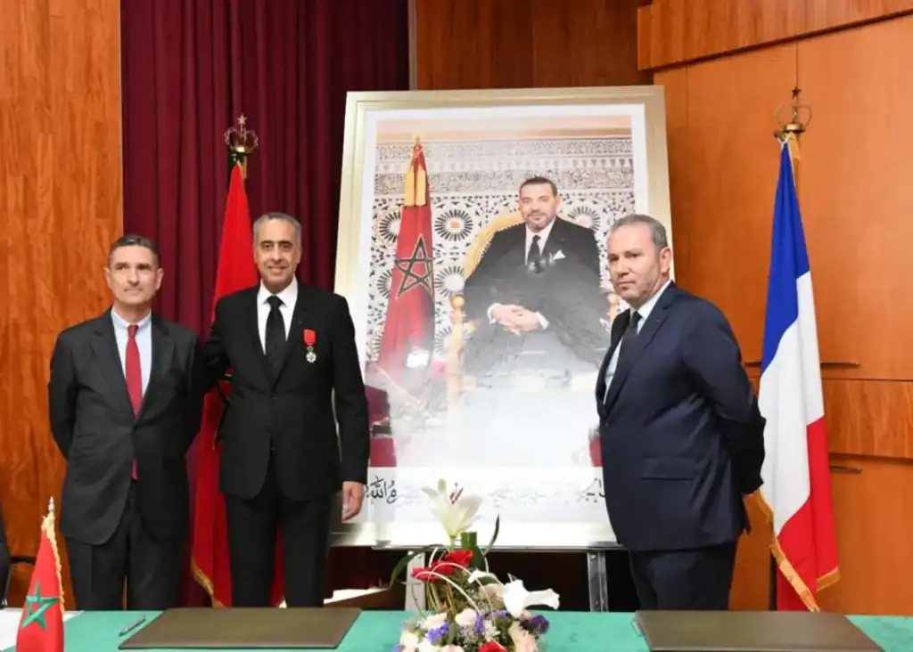المغرب وفرنسا يوقعان خطة أمنية مشتركة وحموشي يتسلم وسام جوقة الشرف