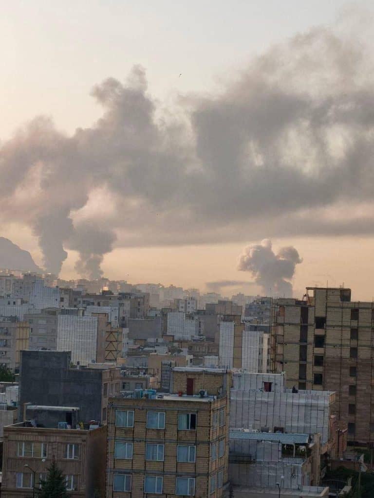 إسرائيل وإيران: تقارير عن غارات جوية ليلية ومقتل مسؤولين عسكريين رفيعي المستوى