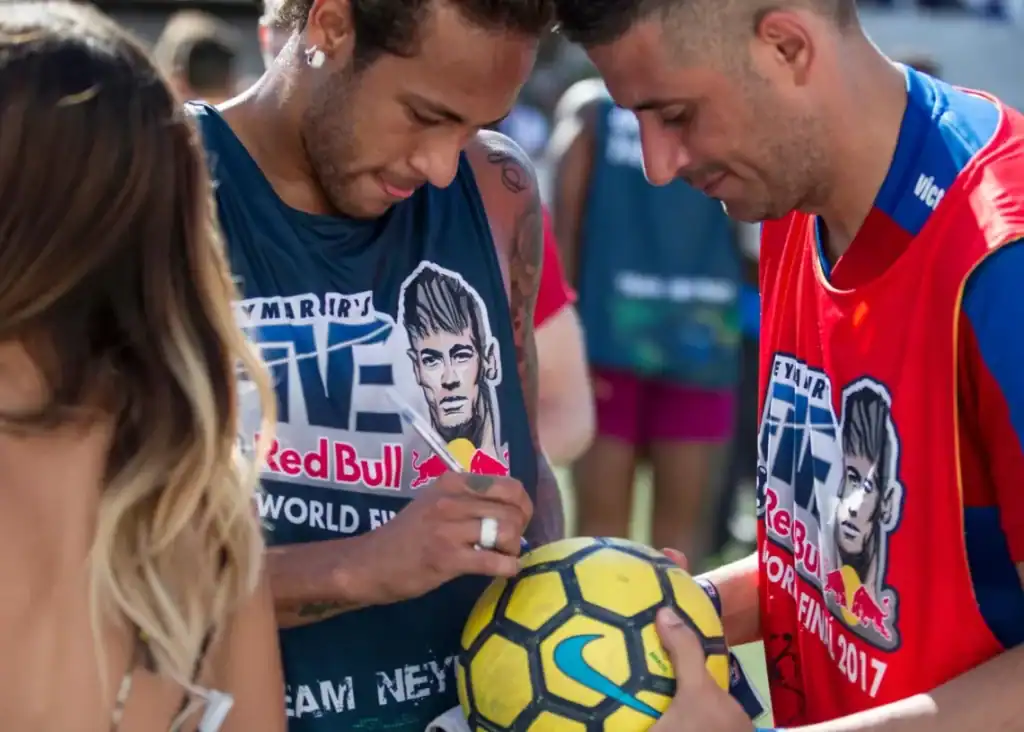 سجن رجل 17 عامًا لسرقته كرة موقعة من نيمار خلال أعمال شغب