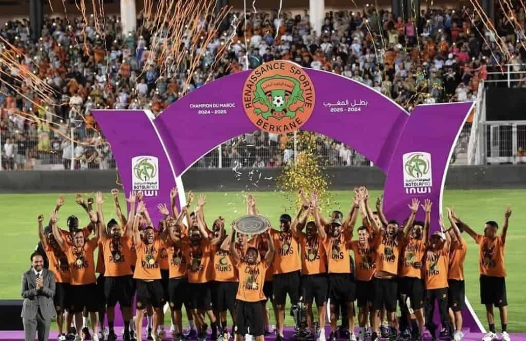 نهضة بركان يحتفل بدرع البطولة التاريخي 2024-2025