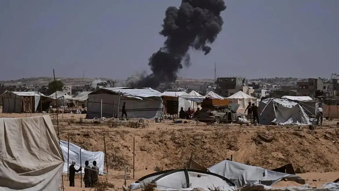 غارات إسرائيلية على غزة ومظاهرات أمام نتنياهو