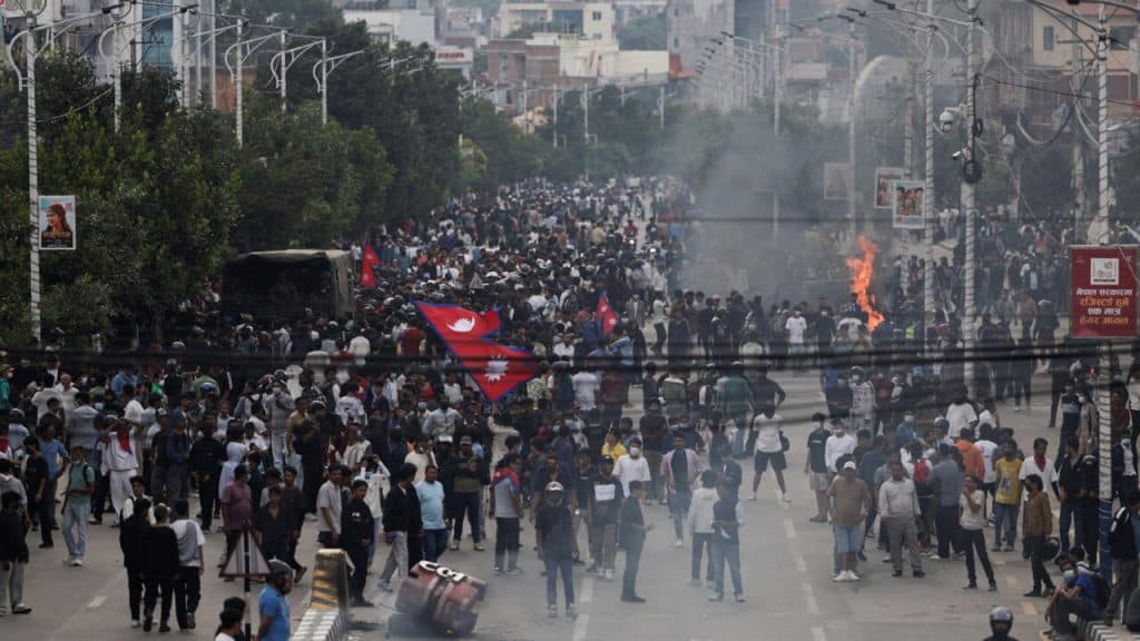 نيبال تلغي حظر شبكات التواصل بعد مقتل 19 شخصًا في احتجاجات