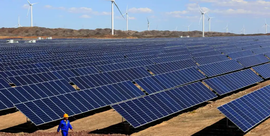 الصين تتفوق بتركيب 256 جيجاوات شمسية في 2025 متجاوزة العالم