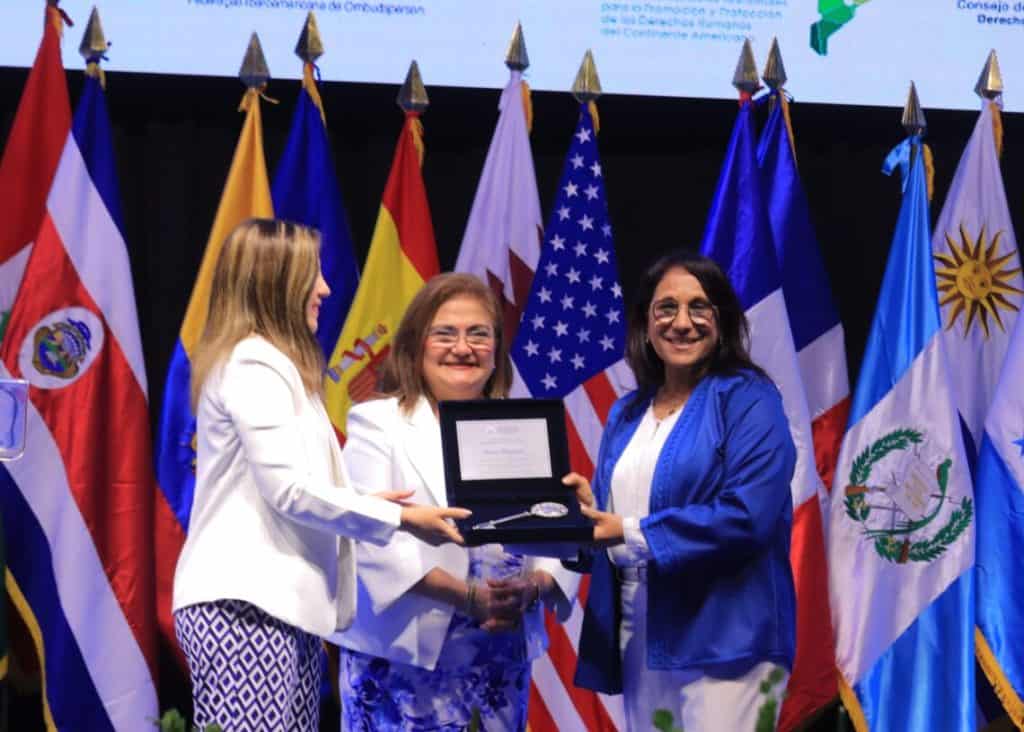 أمينة بوياش تتسلم مفتاح سان سلفادور في قمة حقوق الإنسان 2025