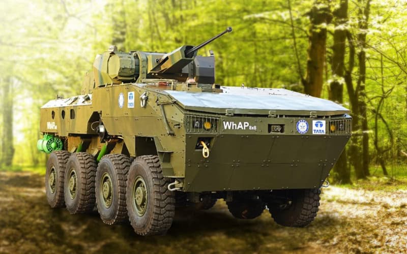 مدرعة عسكرية بقيادة مكافحة الإرهاب في غابة خضراء طبيعية.