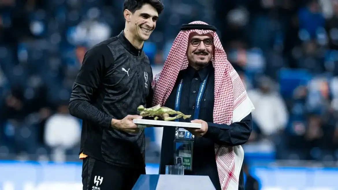 بونو يُكرّم من الهلال بعد لقب أفضل حارس أفريقي