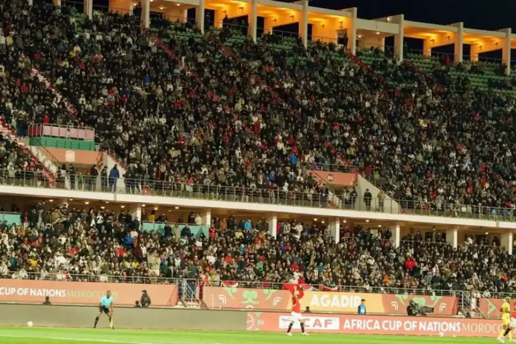 افتتاح درامي بأكادير: أبواب مجانية تنقذ مباراة مصر!