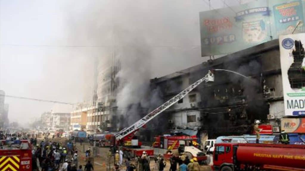 حريق كراتشي يرتفع إلى 67 قتيلاً.. عائلات تنتظر التعرف على الضحايا