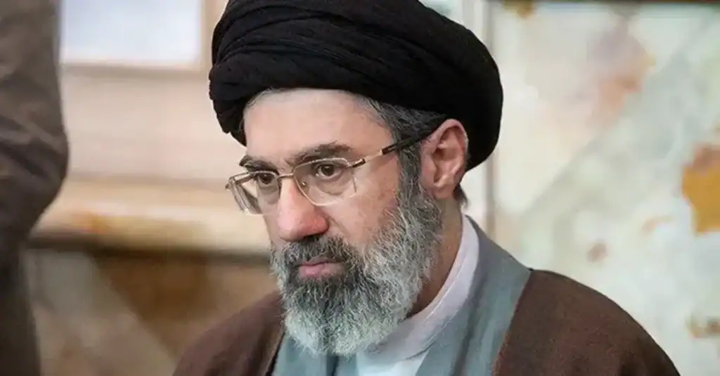 المرشد الإيراني الجديد يحذر من إغلاق مضيق هرمز