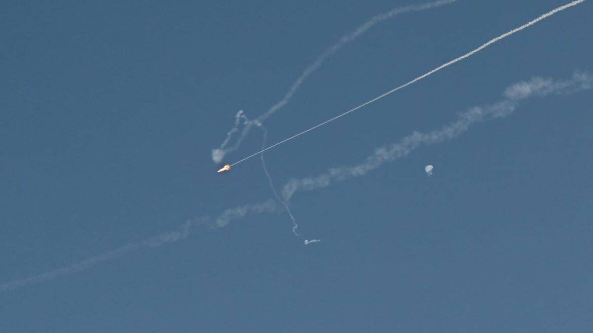 دول الخليج تتصدى لأكثر من 1700 صاروخ ومسيّرة إيرانية