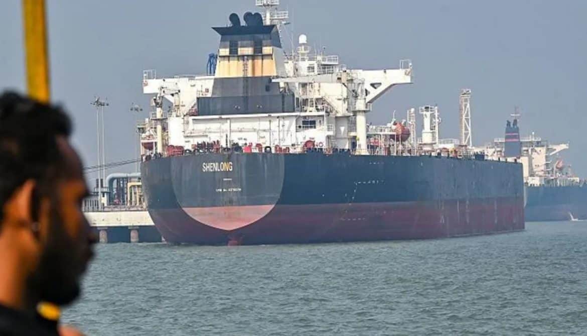 ترامب يعلن هدنة 5 أيام مع إيران ويمدد مهلة مضيق هرمز.. النفط يهبط إلى 98 دولاراً